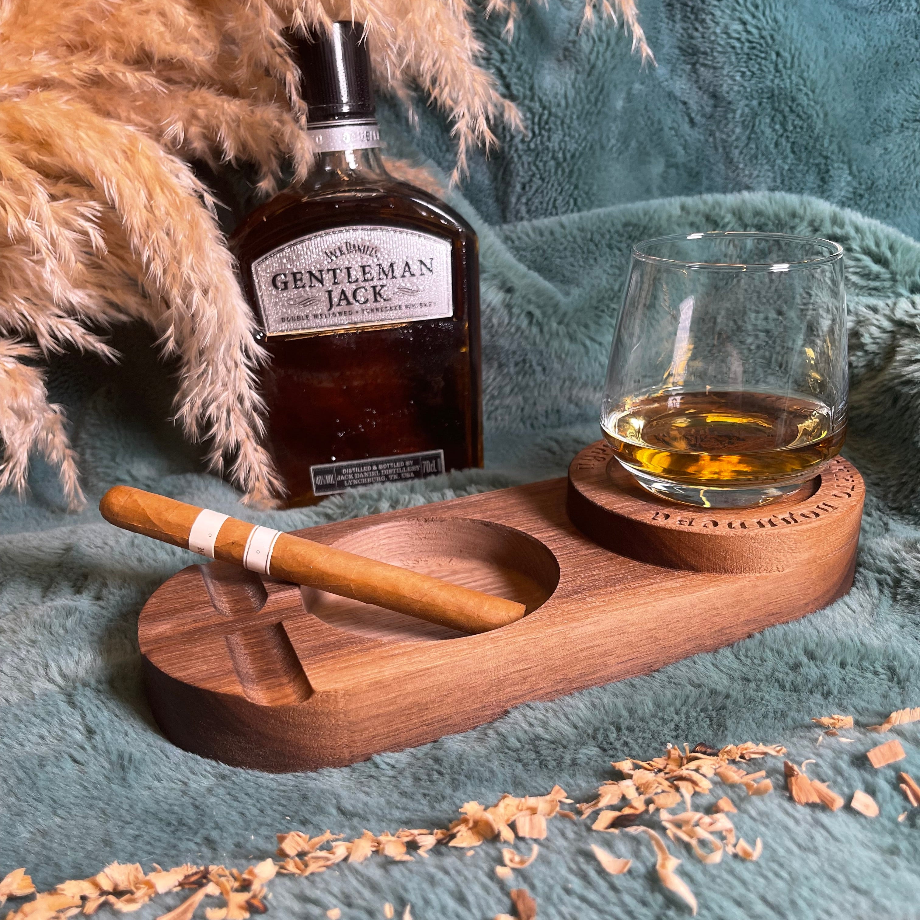 Луксозен пепелник за пури с поставка за чаша