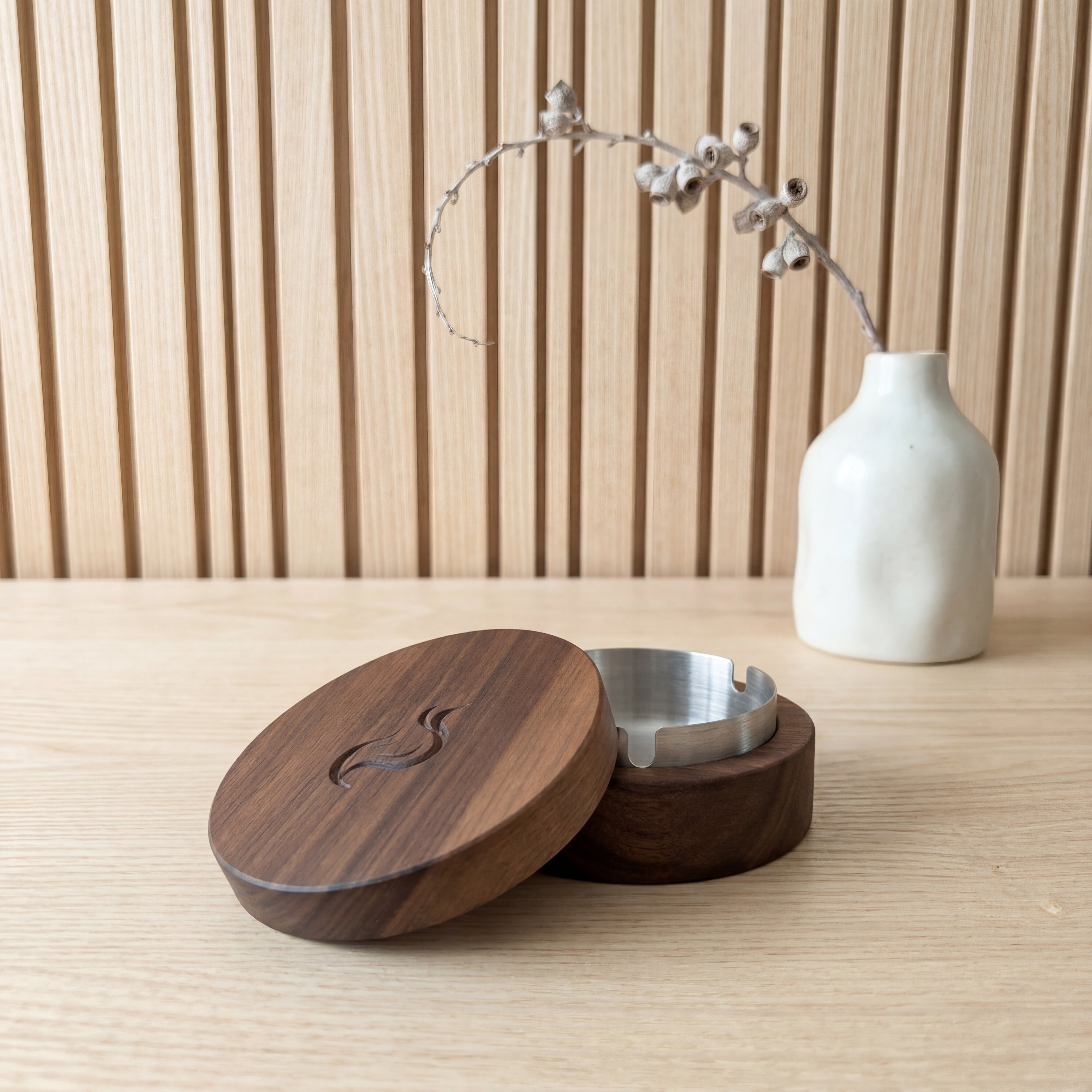 Луксозен персонализиран пепелник от американски орех с капак и метална вложка