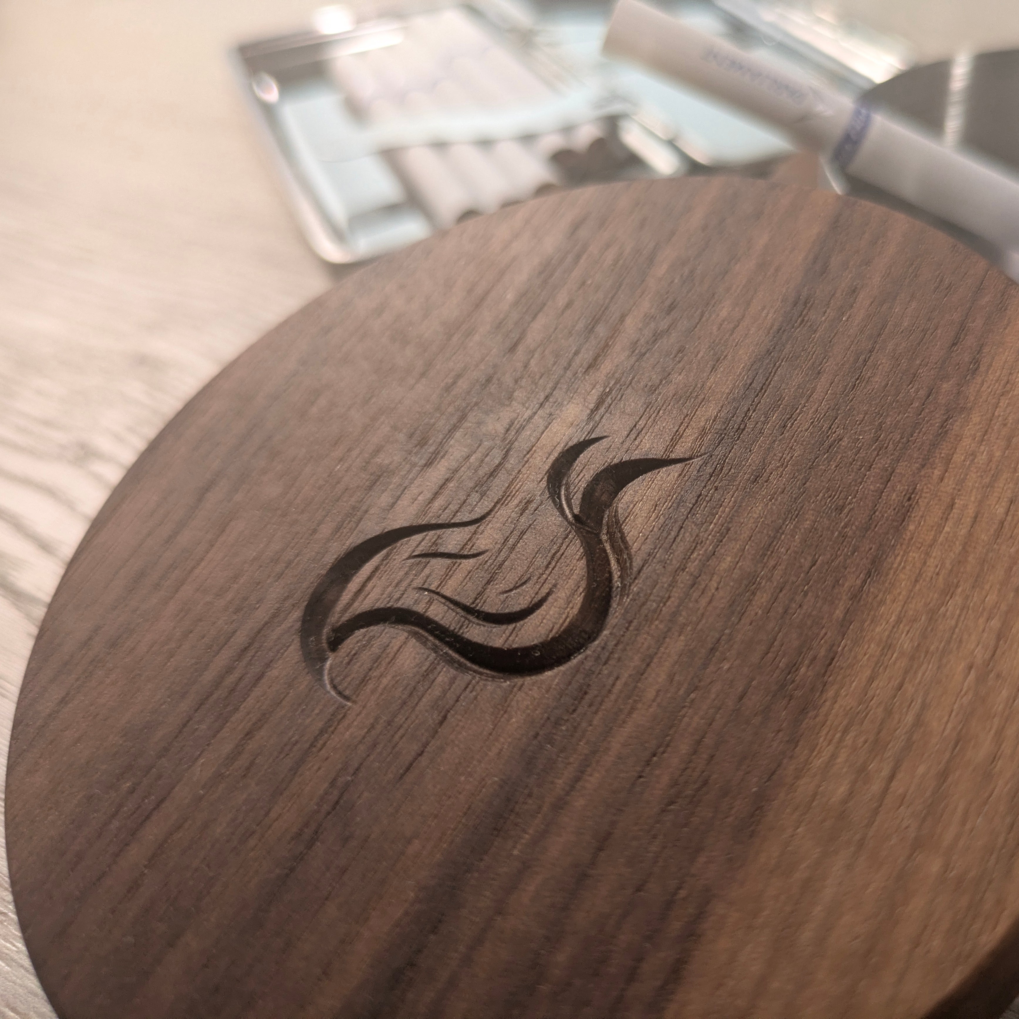 Луксозен персонализиран пепелник от американски орех с капак и метална вложка