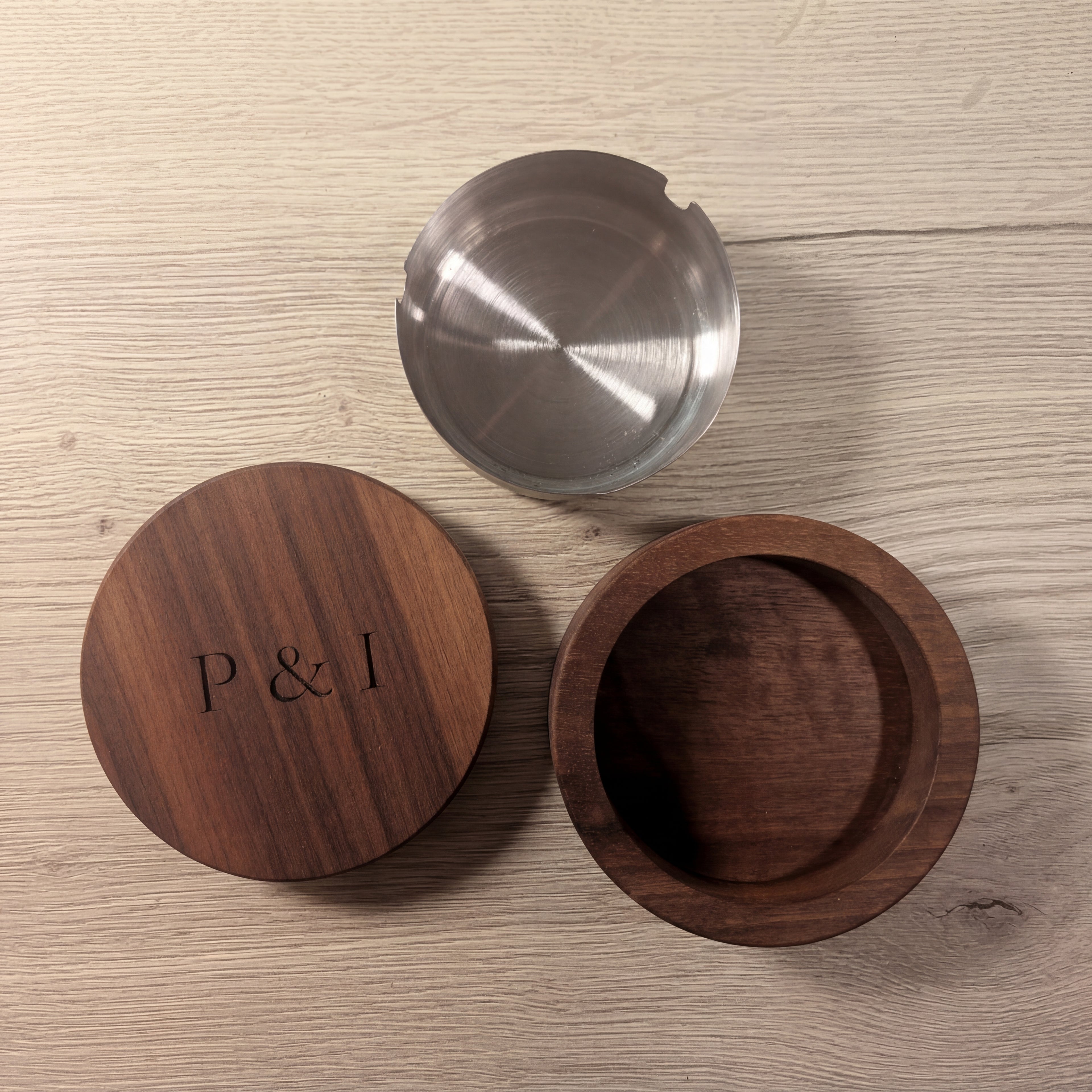 Луксозен персонализиран пепелник от американски орех с капак и метална вложка