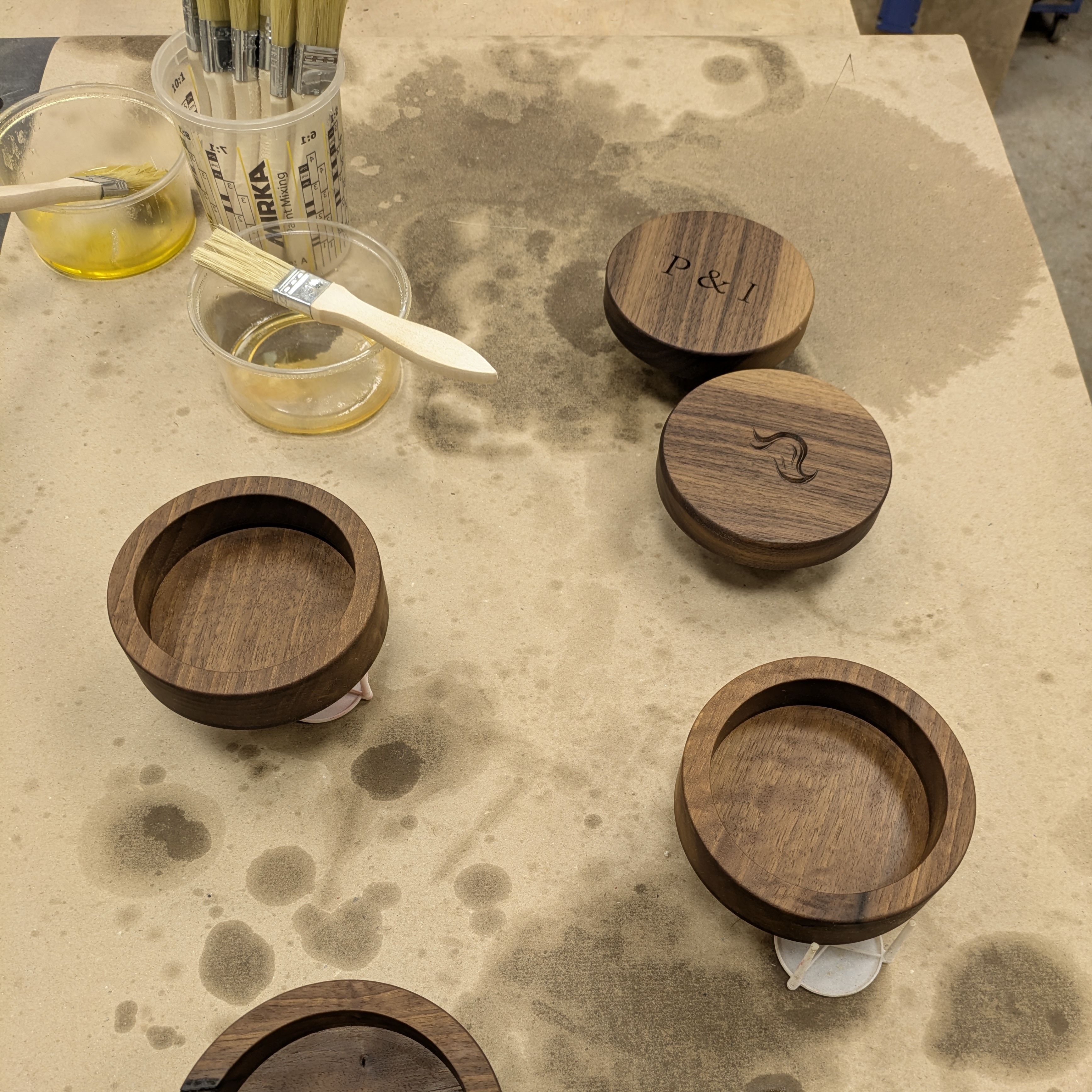 Луксозен персонализиран пепелник от американски орех с капак и метална вложка