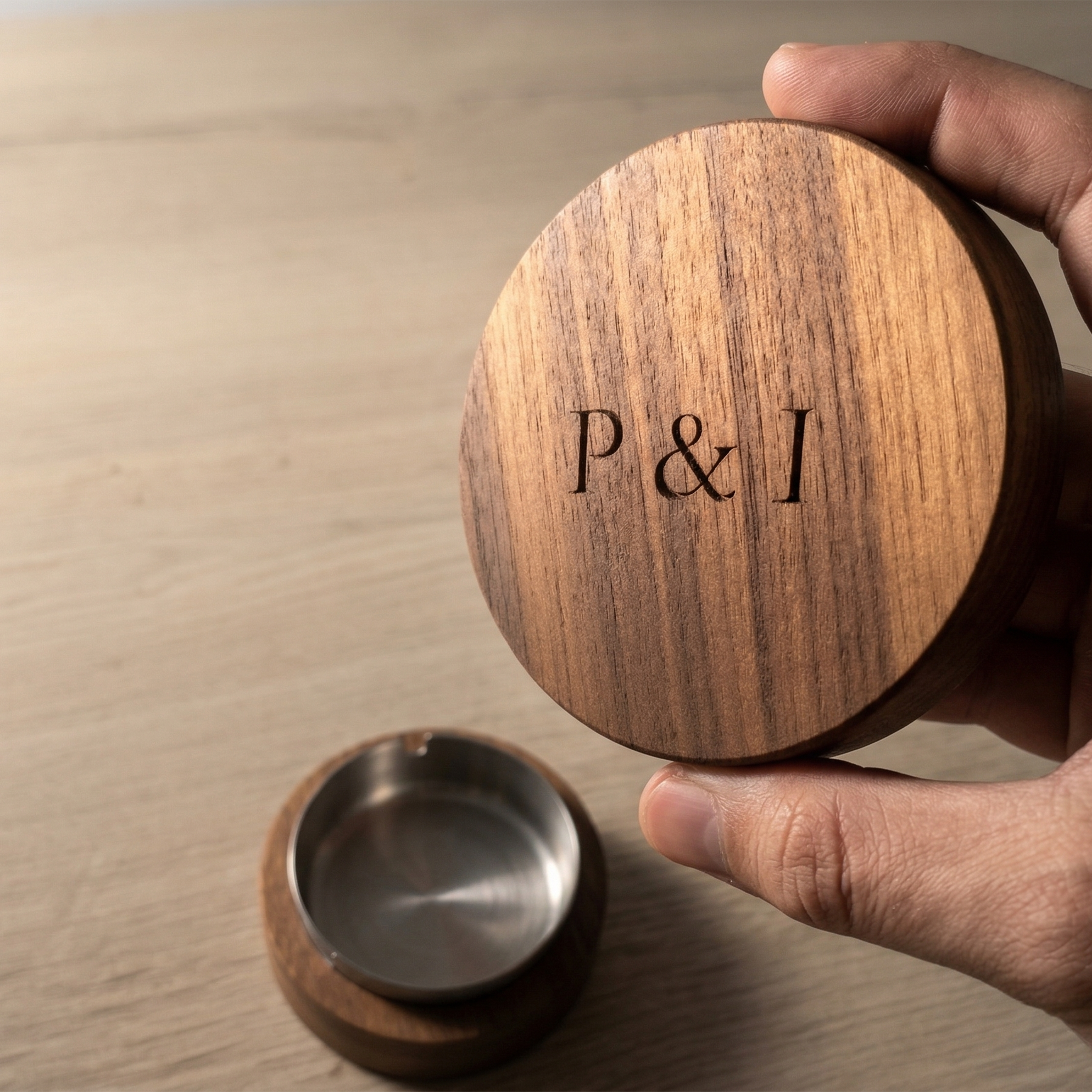 Луксозен персонализиран пепелник от американски орех с капак и метална вложка