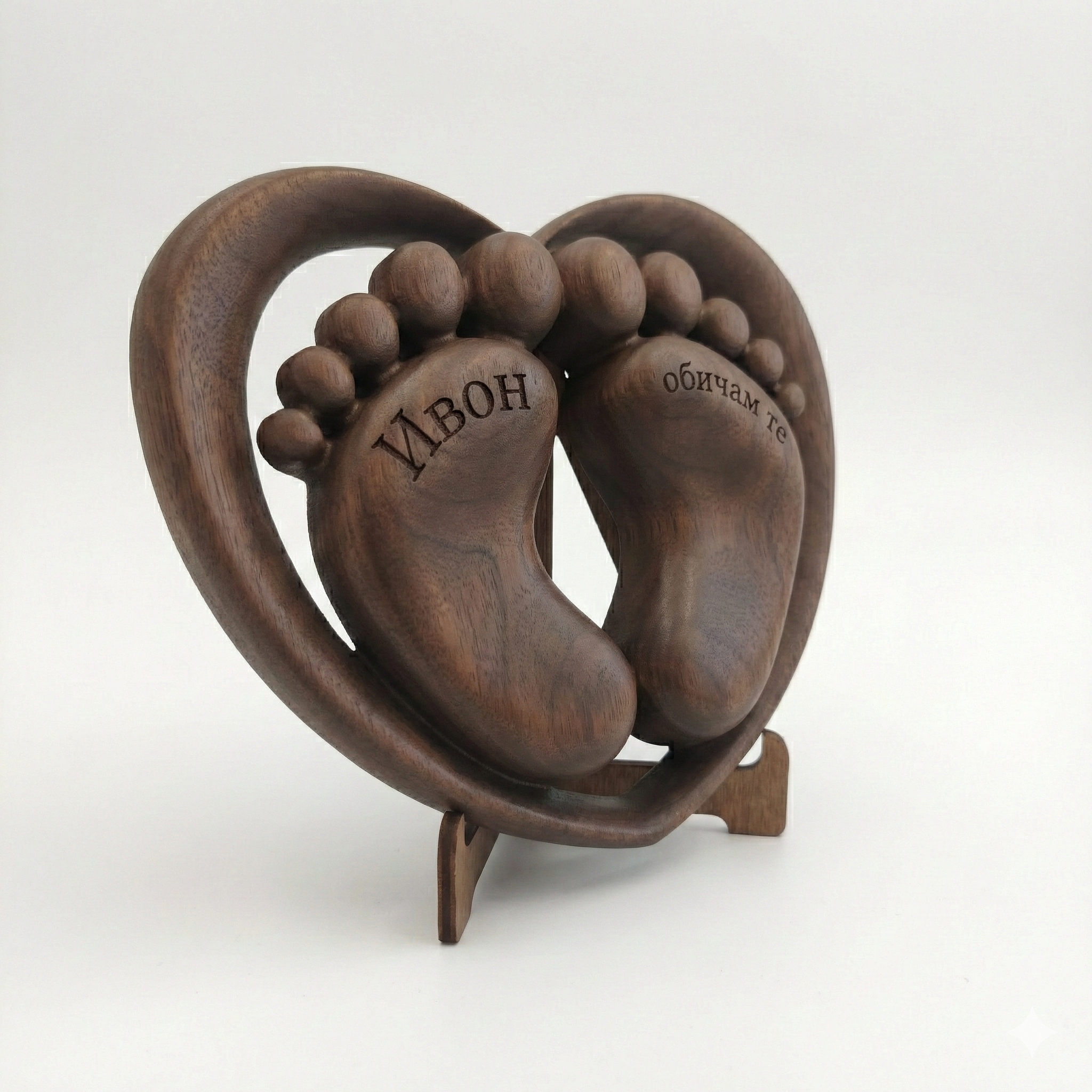 Персонализирана дървена декорация „Първи стъпки в сърцето“