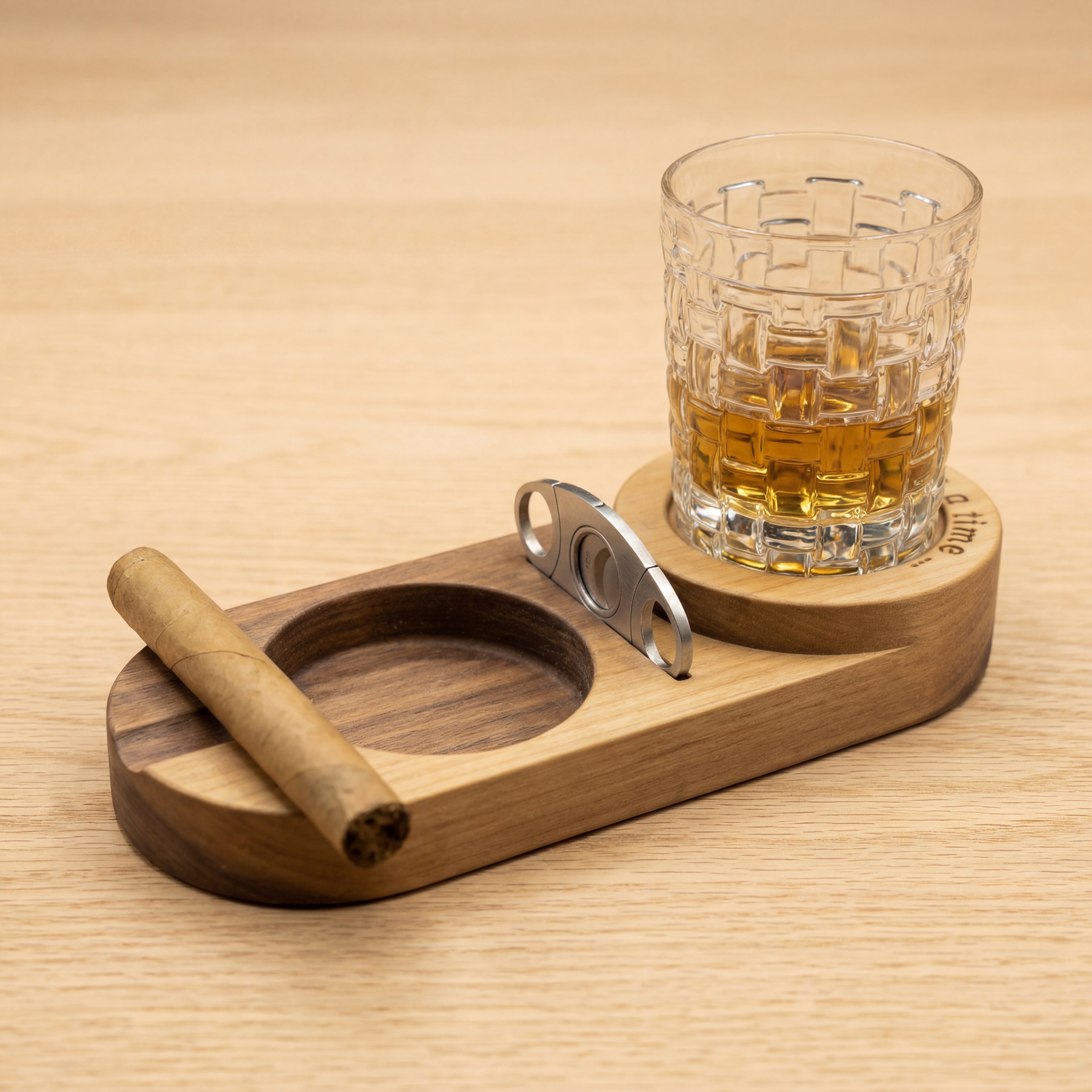 Луксозен пепелник за пури с поставка за чаша