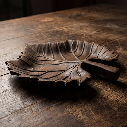 Нисък страничен изглед на дървено плато „Лист“ от тъмен орех, показващ дълбочината и финото ръчно оформяне