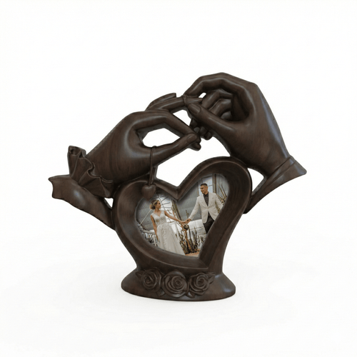 Дизайнерска дървена рамка за снимка със сърце и ръце, с поставена снимка на младоженци, елегантен подарък за любов и годишнина