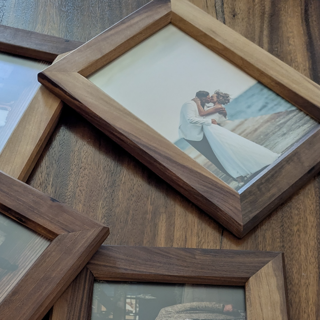 Луксозна Дървена Рамка за Снимки с Релефно Гравиране