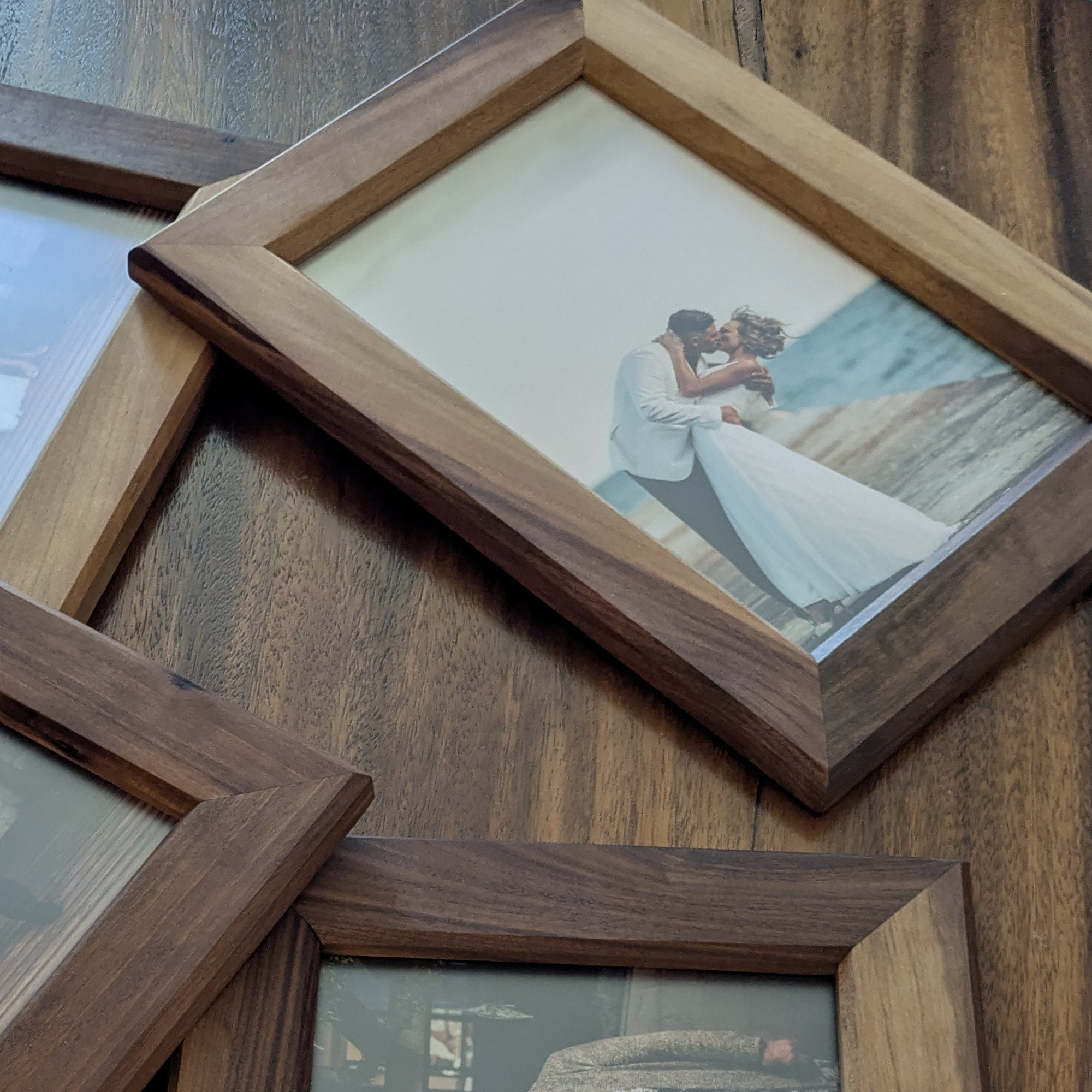 Луксозна Дървена Рамка за Снимки с Релефно Гравиране