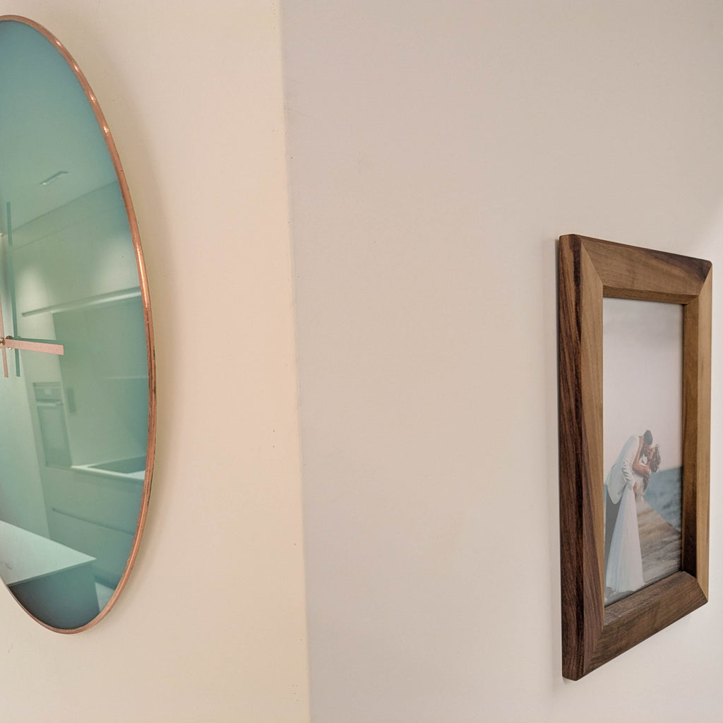 Луксозна Дървена Рамка за Снимки с Релефно Гравиране