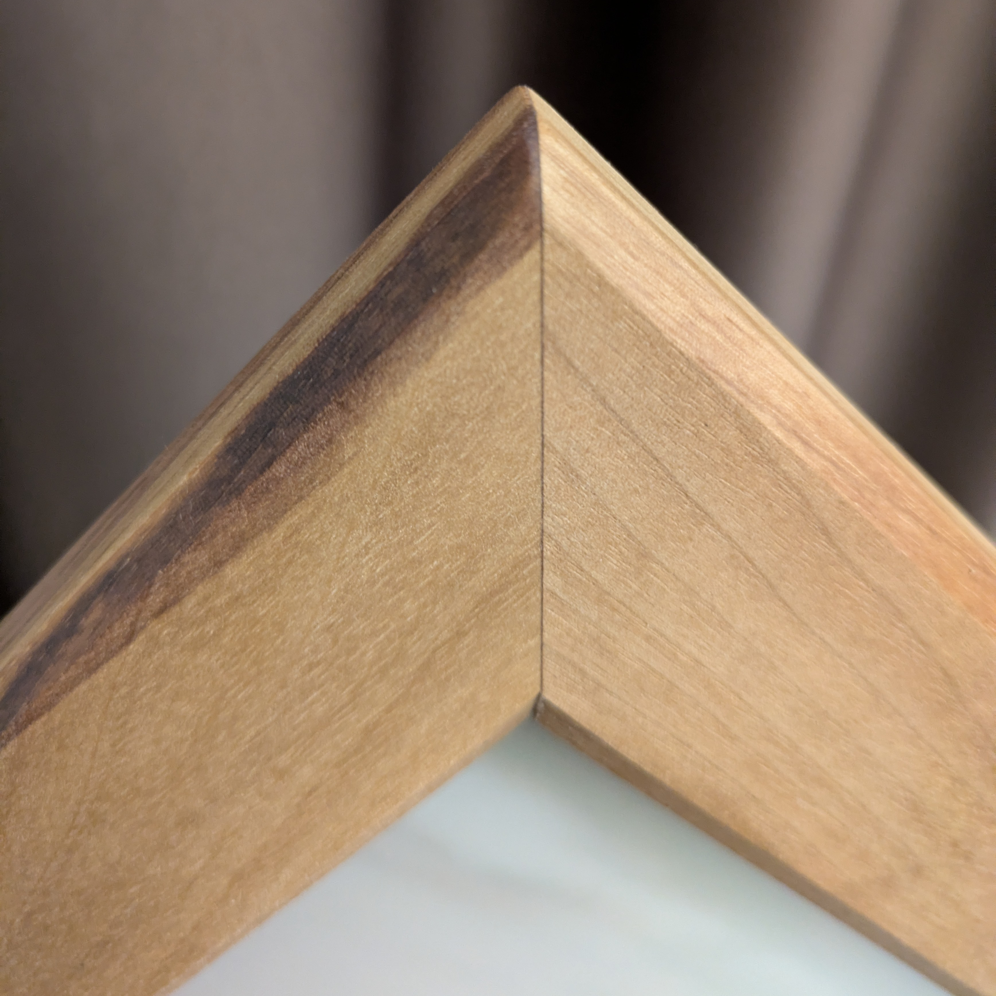 Луксозна Дървена Рамка за Снимки с Релефно Гравиране