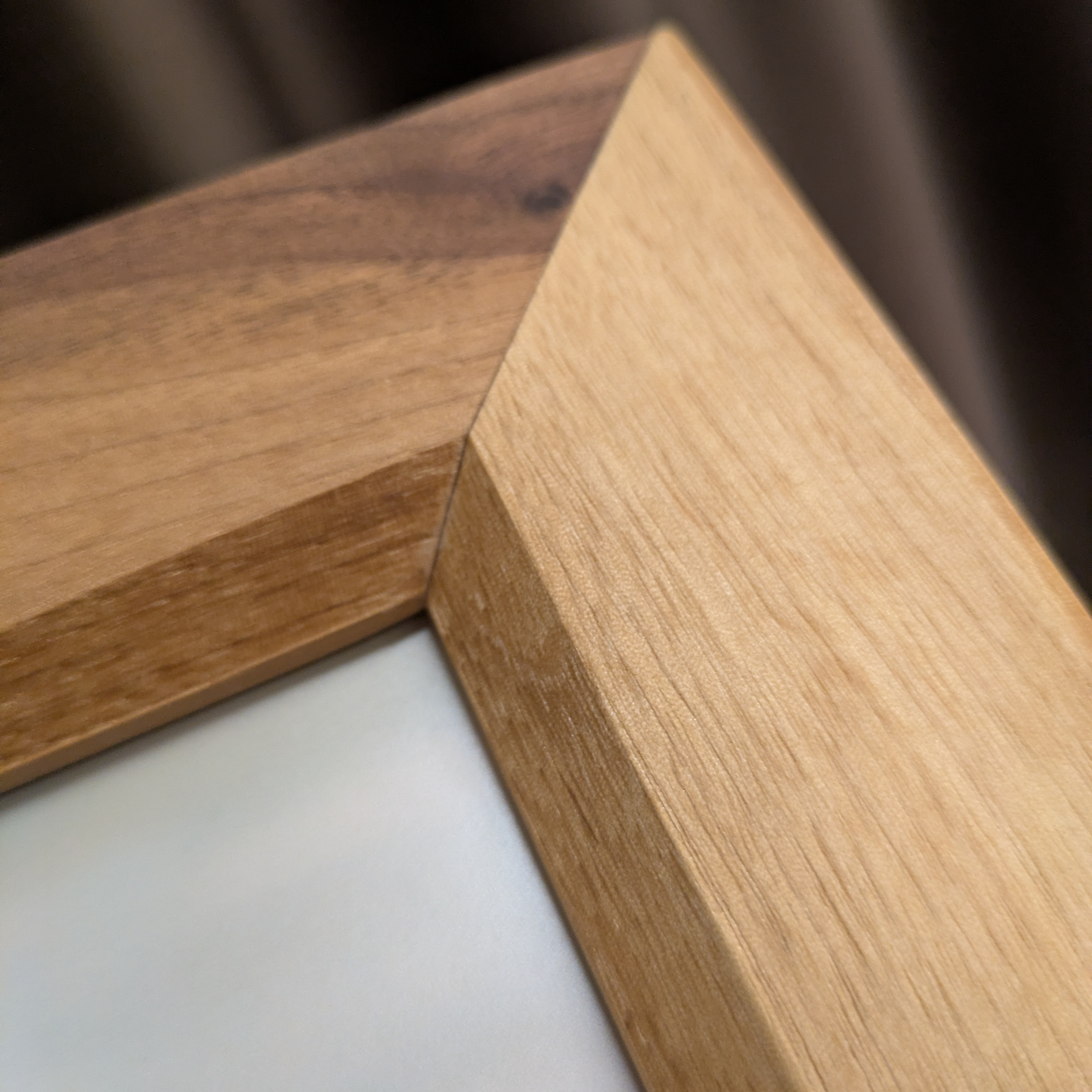 Луксозна Дървена Рамка за Снимки с Релефно Гравиране