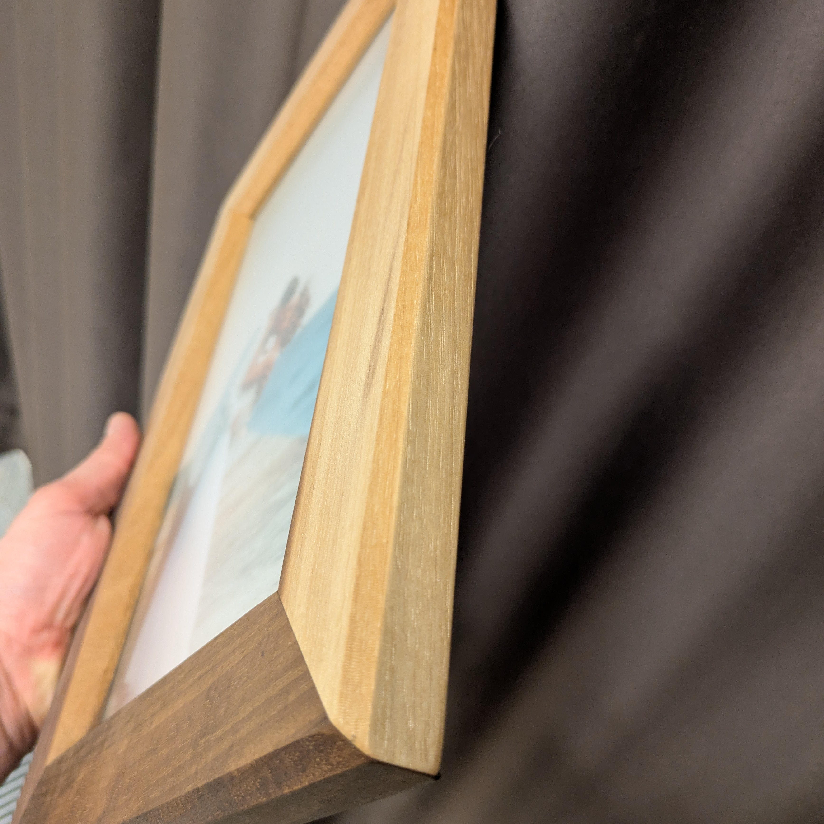 Луксозна Дървена Рамка за Снимки с Релефно Гравиране