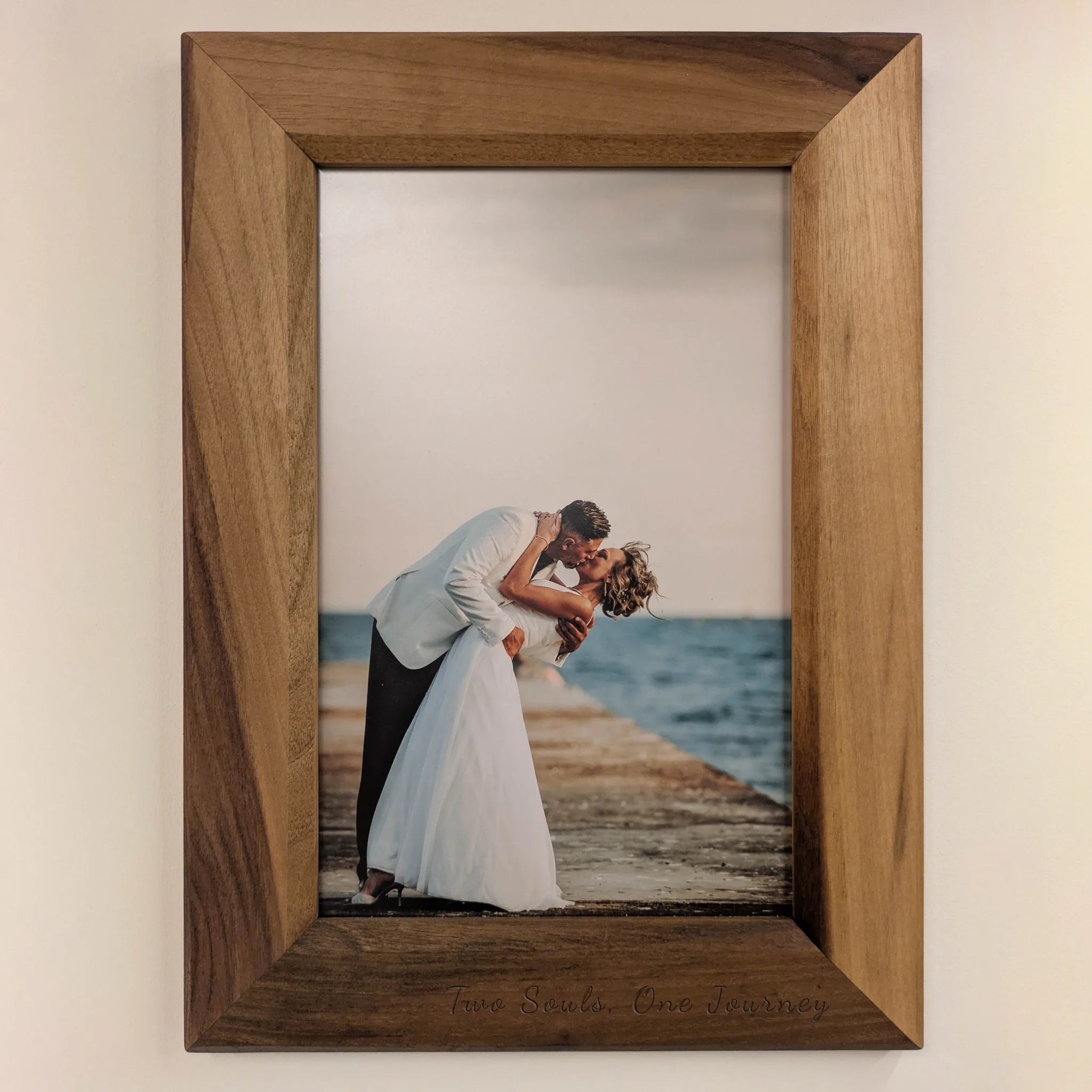 Hochformatiger Nussbaum-Bilderrahmen für das Hochzeitsfoto – edles Geschenk für das Brautpaar und bleibende Erinnerung.