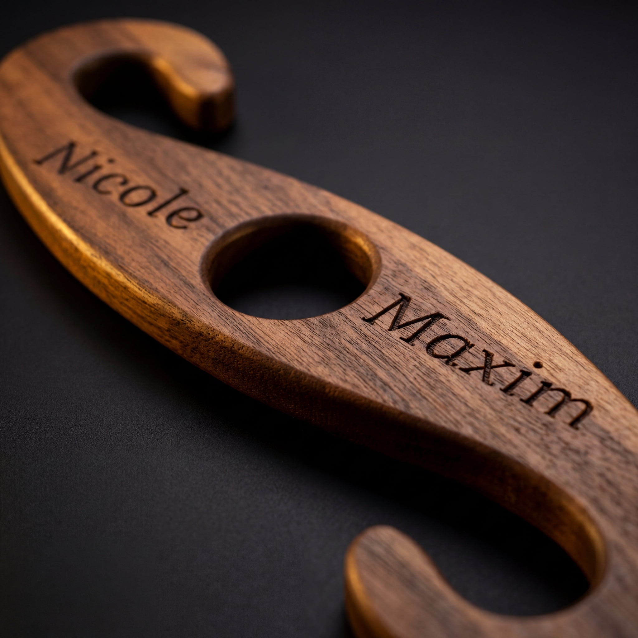 Персонализирана дървена поставка за бутилка и чаши за вино с гравирани имена, близък план върху орехово дърво и фин ръчен финиш.